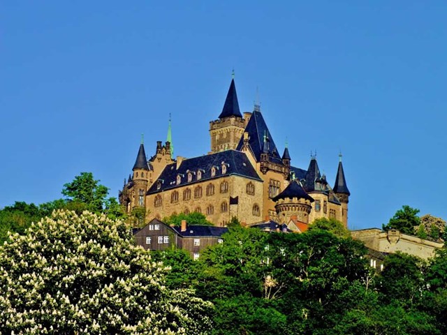 Những lâu đài huyền diệu trên đỉnh đồi nước Đức