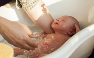 Cách tắm cho bé vào mùa Đông đảm bảo sức khỏe, vệ sinh