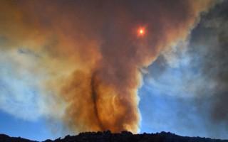 Vòi rồng lửa cực hiếm xuất hiện từ cháy rừng thảm khốc ở California