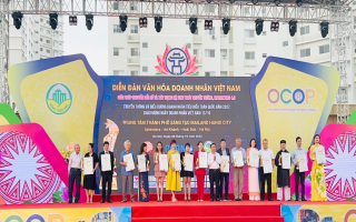 CEO Trần Thị Tươi - công ty In và Thương Mại Tuệ Lâm được vinh danh tại Diễn đàn Văn hóa Doanh nhân Việt Nam