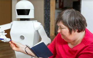 Robot tương tác có thể giảm bớt sự cô đơn cho bệnh nhân cao tuổi tại Anh