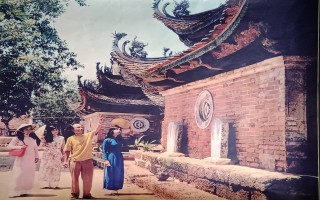 Nhà sử học và các cô thợ dệt trong chùa Tây Phương
