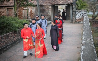 Nhà báo Xuân Nguyên và Á hậu Trang Viên bất ngờ trong trang phục áo cưới truyền thống?!